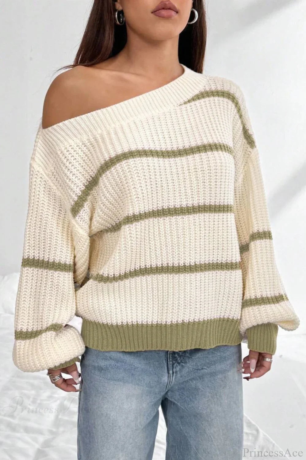 Detailansicht des gestreiften Strickpullovers mit weichen Laternenärmeln