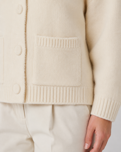 Weiche Bouclé-Strickjacke für moderne Layering-Looks