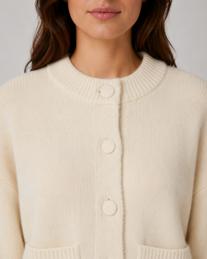 Aufgesetzte Taschen an der cropped Damen-Strickjacke
