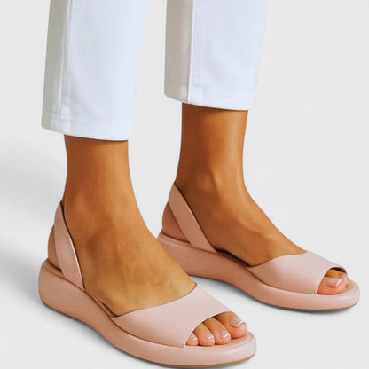 Detailansicht der Damen-Sandalen mit Riemen und offener Zehenpartie