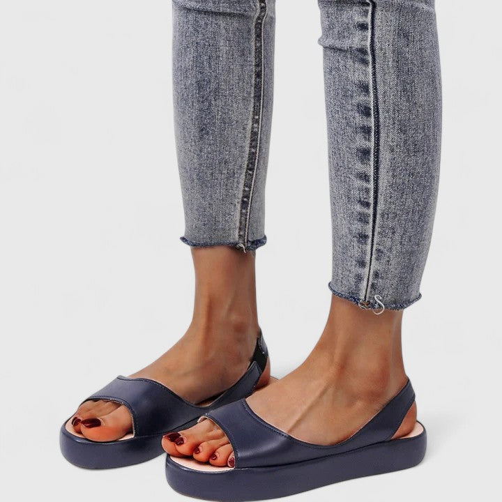 Seitenprofil der Damen-Sandalen mit Fersenriemen