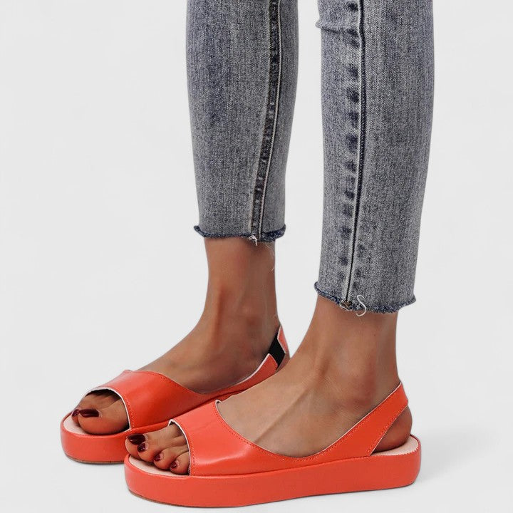 Draufsicht auf Damen-Sandalen zum Hineinschlüpfen