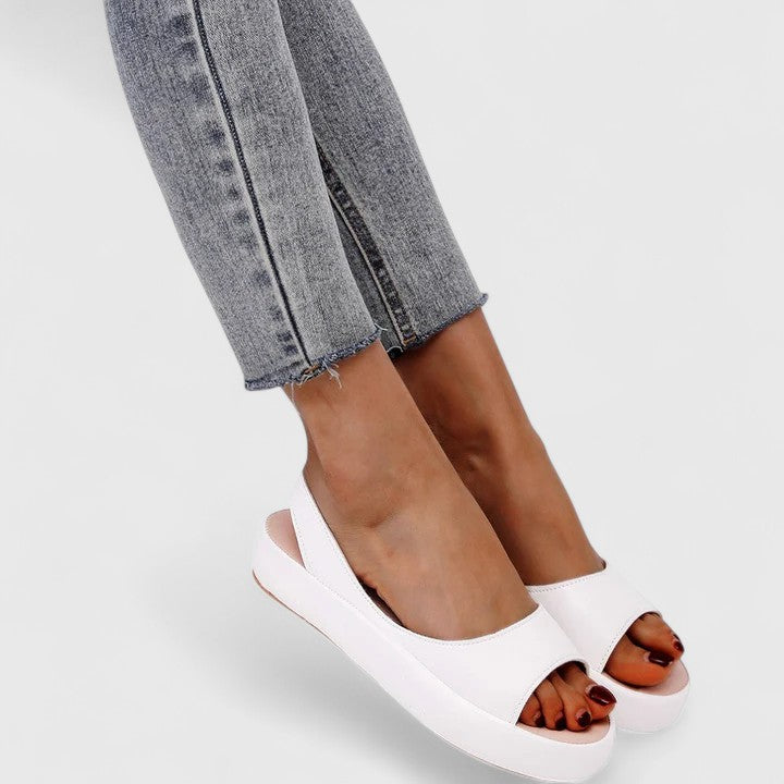 Damen-Sandalen mit Fersenriemen in diagonaler Perspektive