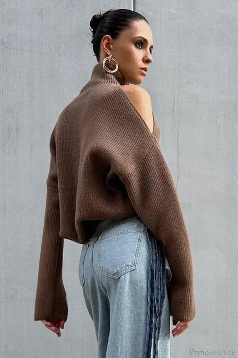 Damenpullover mit Rollkragen und offenen Schultern als modischer Herbst- und Winterlook