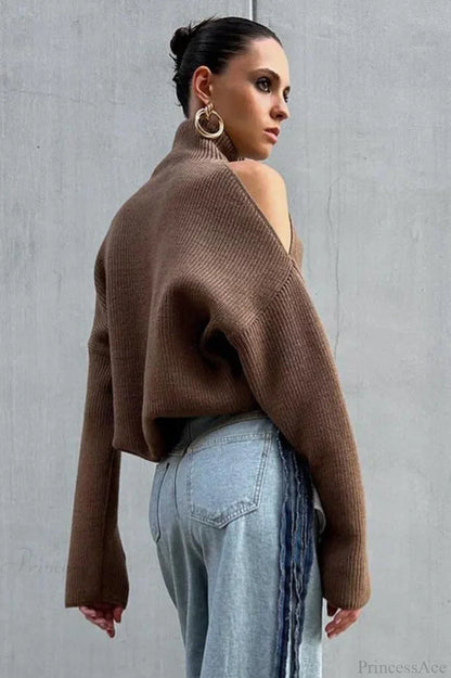 Damenpullover mit Rollkragen und offenen Schultern als modischer Herbst- und Winterlook