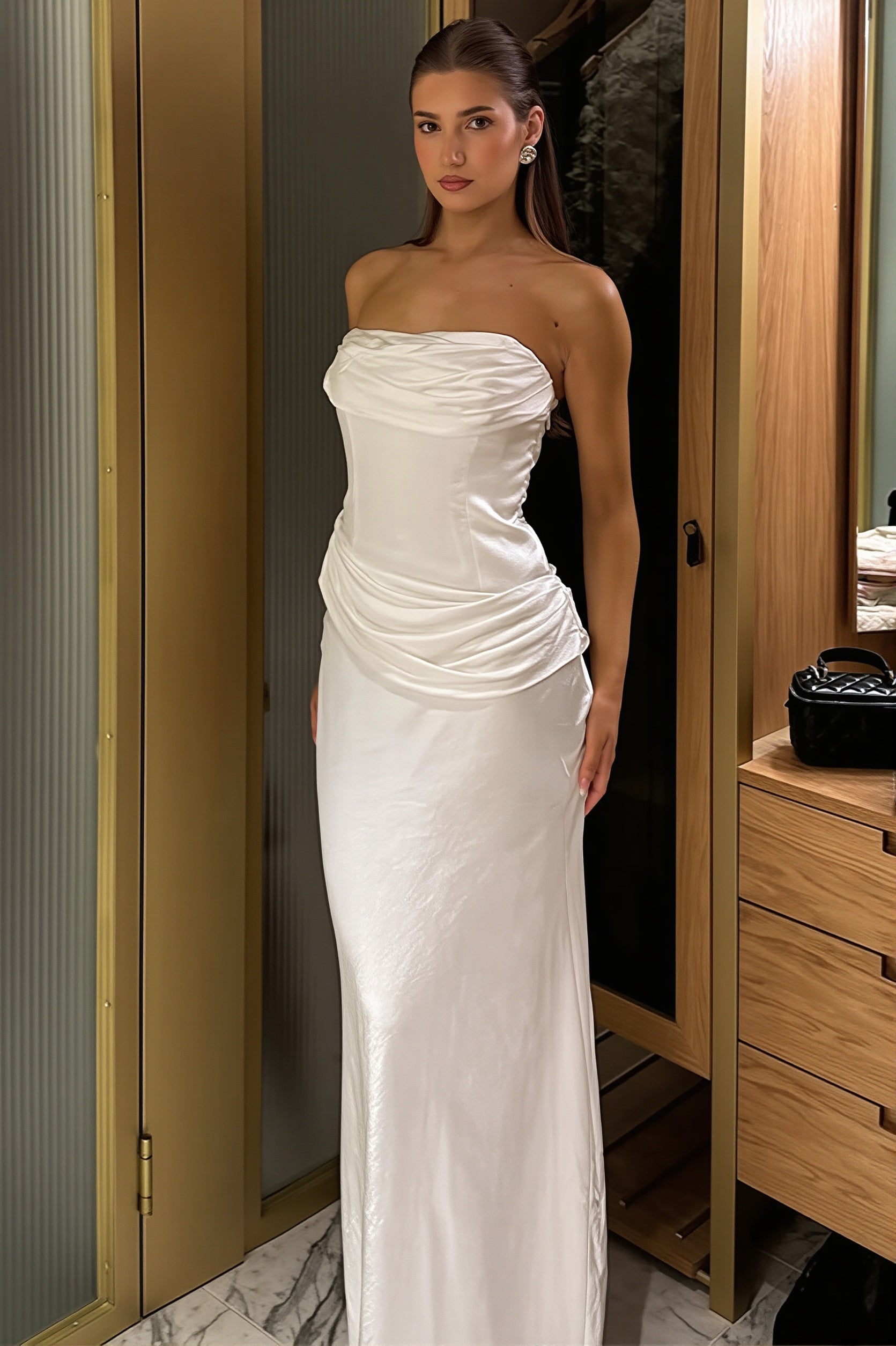 Schulterfreies Satin-Maxikleid für Damen mit gerafftem Oberteil