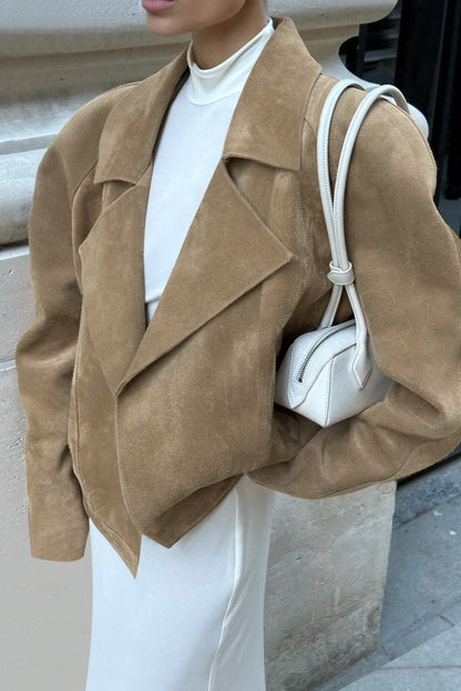 Detailaufnahme des Wildledermaterials und der Verarbeitung der Damenjacke