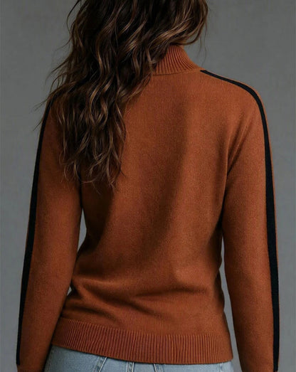 Detailansicht des Rollkragens und der Metallknöpfe am Pullover