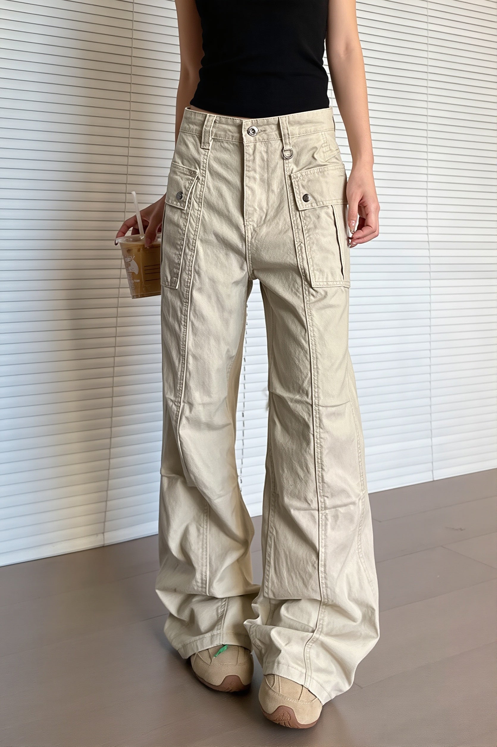 Damen Cargohose mit Waschung und mehreren Taschen in Rückansicht