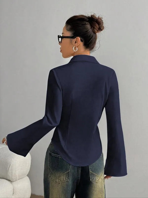 Damenbluse mit Knopfleiste und eleganter Passform im Detail