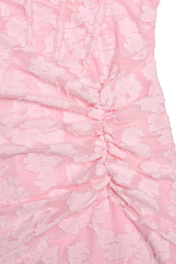 Bandeau-Ausschnitt des Damenkleids aus floraler Spitze