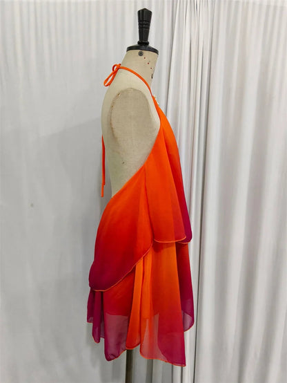 Elegantes kurz geschnittenes Kleid mit pinkfarbenem Farbverlauf und Rüschen
