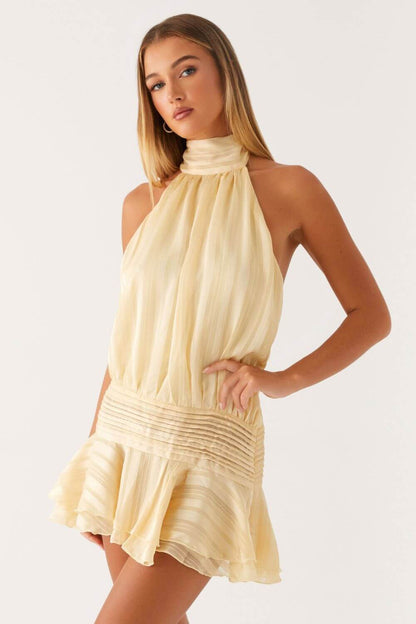 Satin-Kleid mit gerafftem Ausschnitt und kurzen Rüschenärmeln
