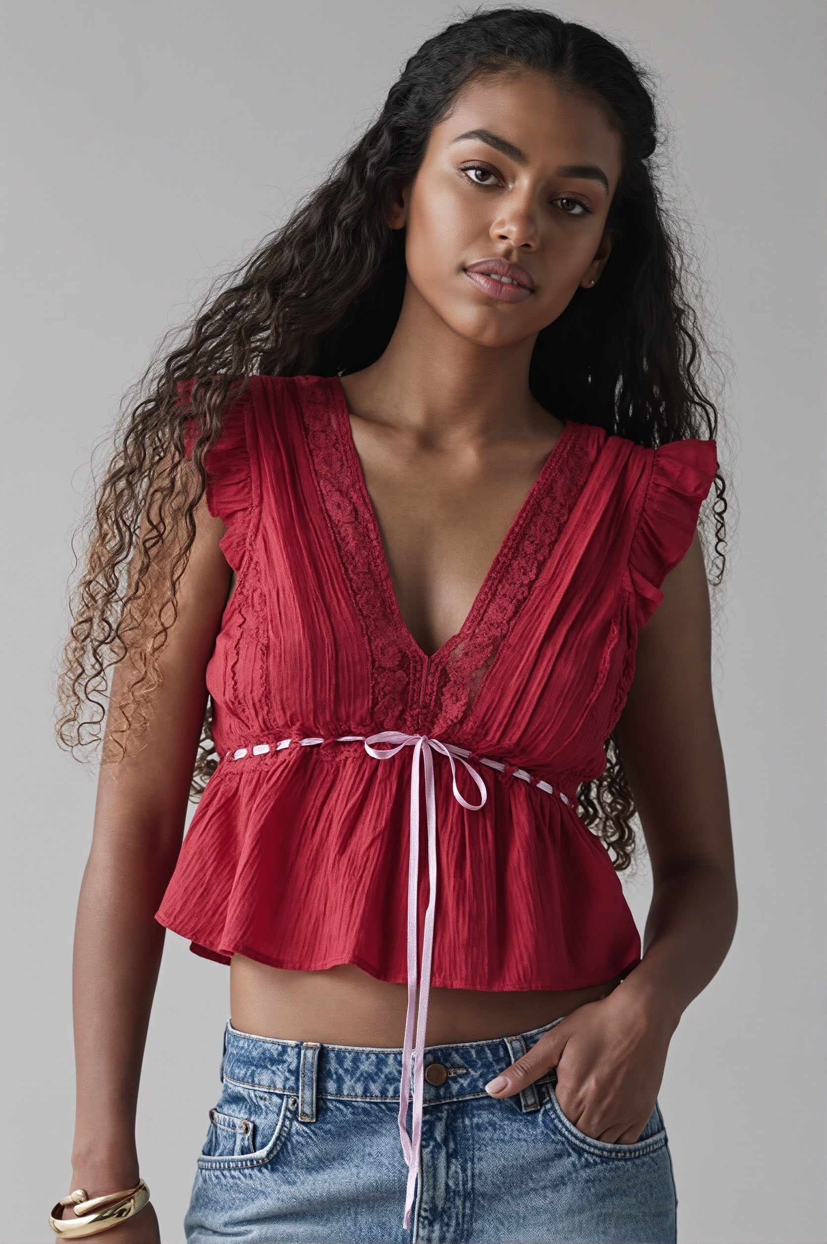 Damen Spitzenbluse mit Rüschen und Schleife, seitliche Ansicht