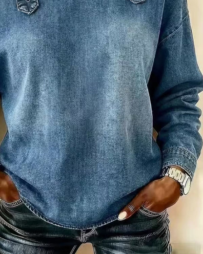 Detailansicht der Jeansbluse mit Metallknöpfen, Cut-Out Schultern und Denim-Optik