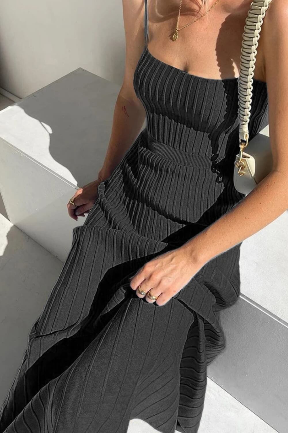 Plissiertes Midikleid aus Strick mit Spaghetti-Trägern