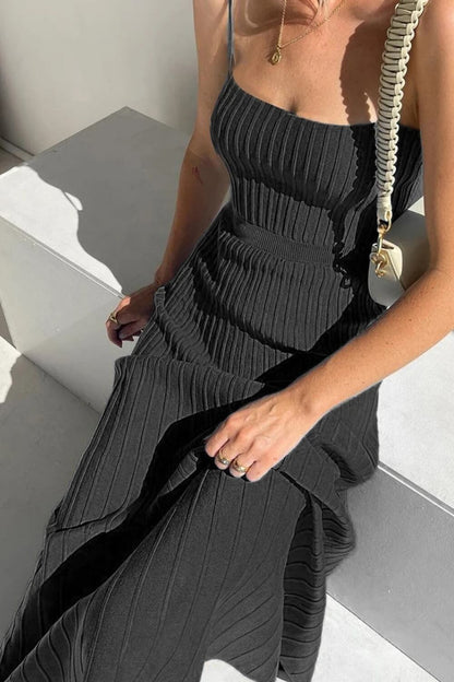 Plissiertes Midikleid aus Strick mit Spaghetti-Trägern