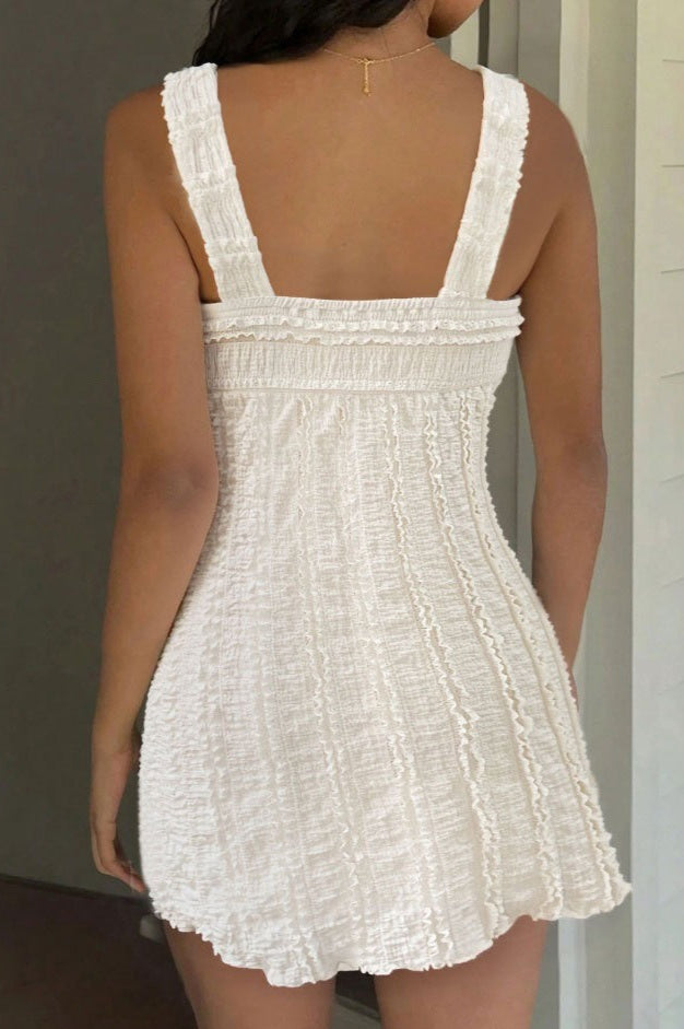Weißes Sommer-Minikleid mit Rüschenstruktur in kompletter Produktansicht