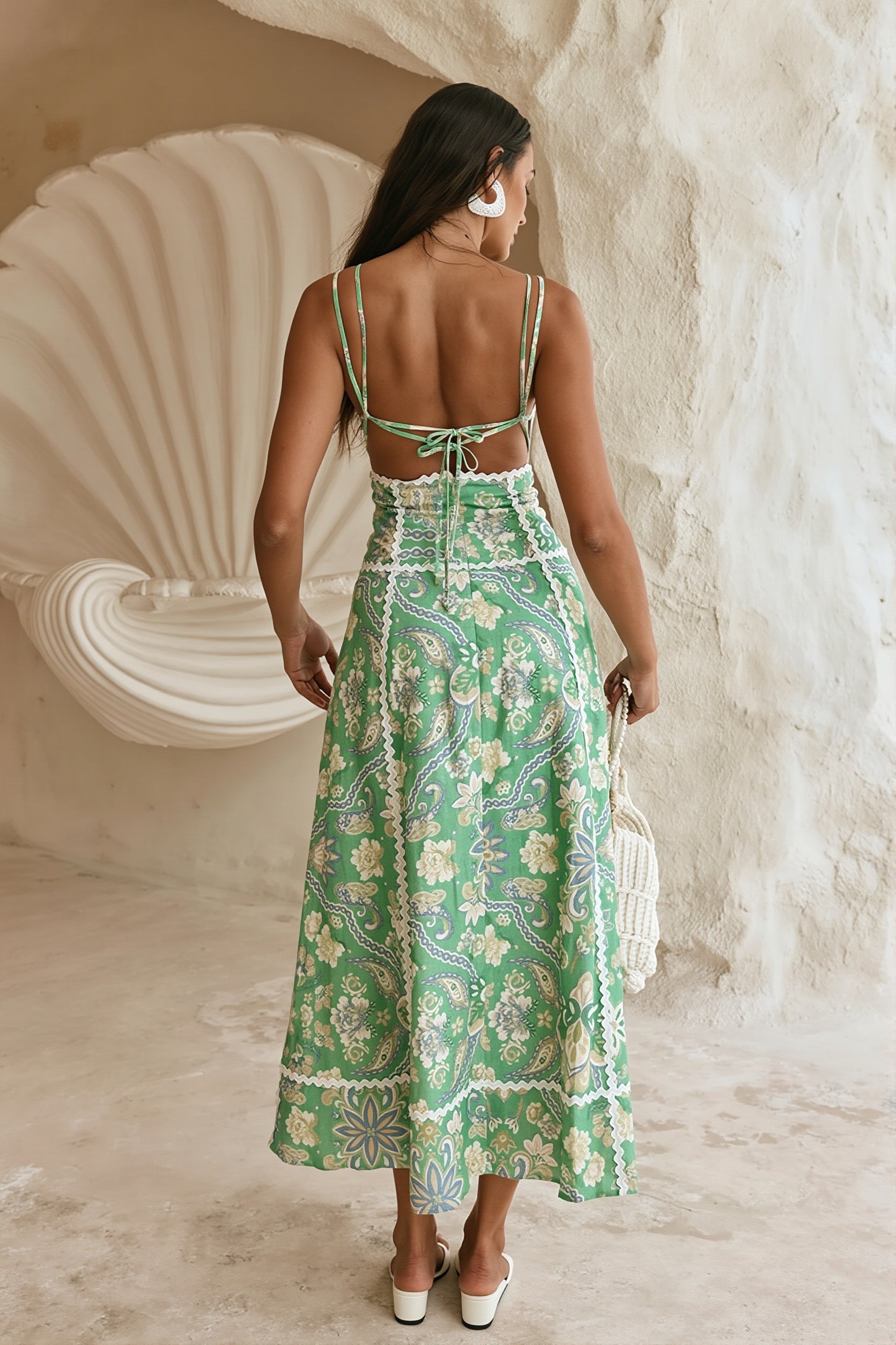 Damenkleid mit Blumenprint und Spitzendetails in fließender Silhouette