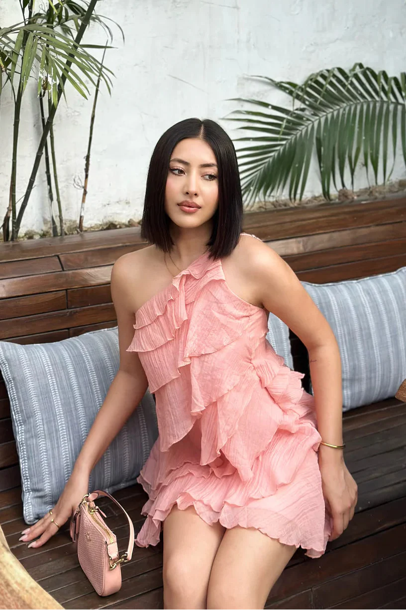 Damen Minikleid mit asymmetrischem Ausschnitt und Spaghettiträgern seitlich gezeigt
