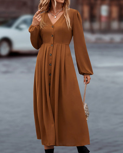 Herbstliches Damenkleid mit langen Ärmeln und Knopfleiste