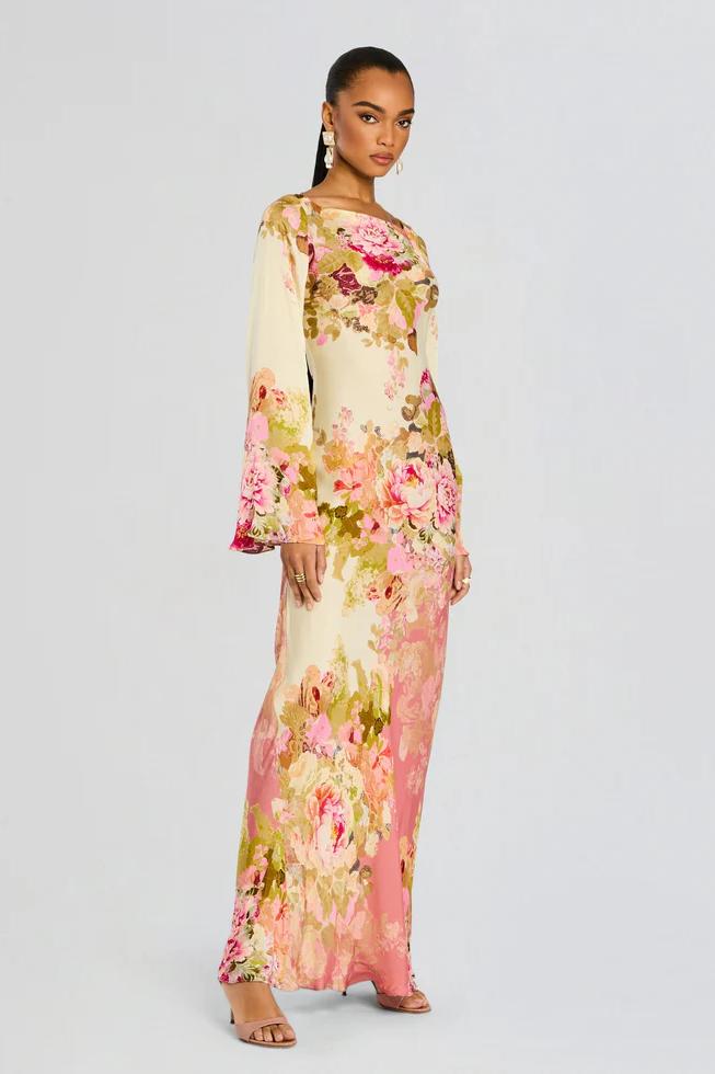 Seitenansicht des floralen Damen Maxikleids mit fließender Silhouette