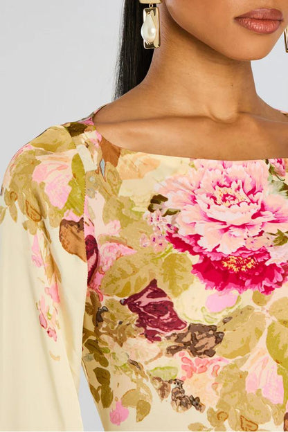 Rückansicht des Damen Maxikleids mit Blumenmuster und langem Schnitt