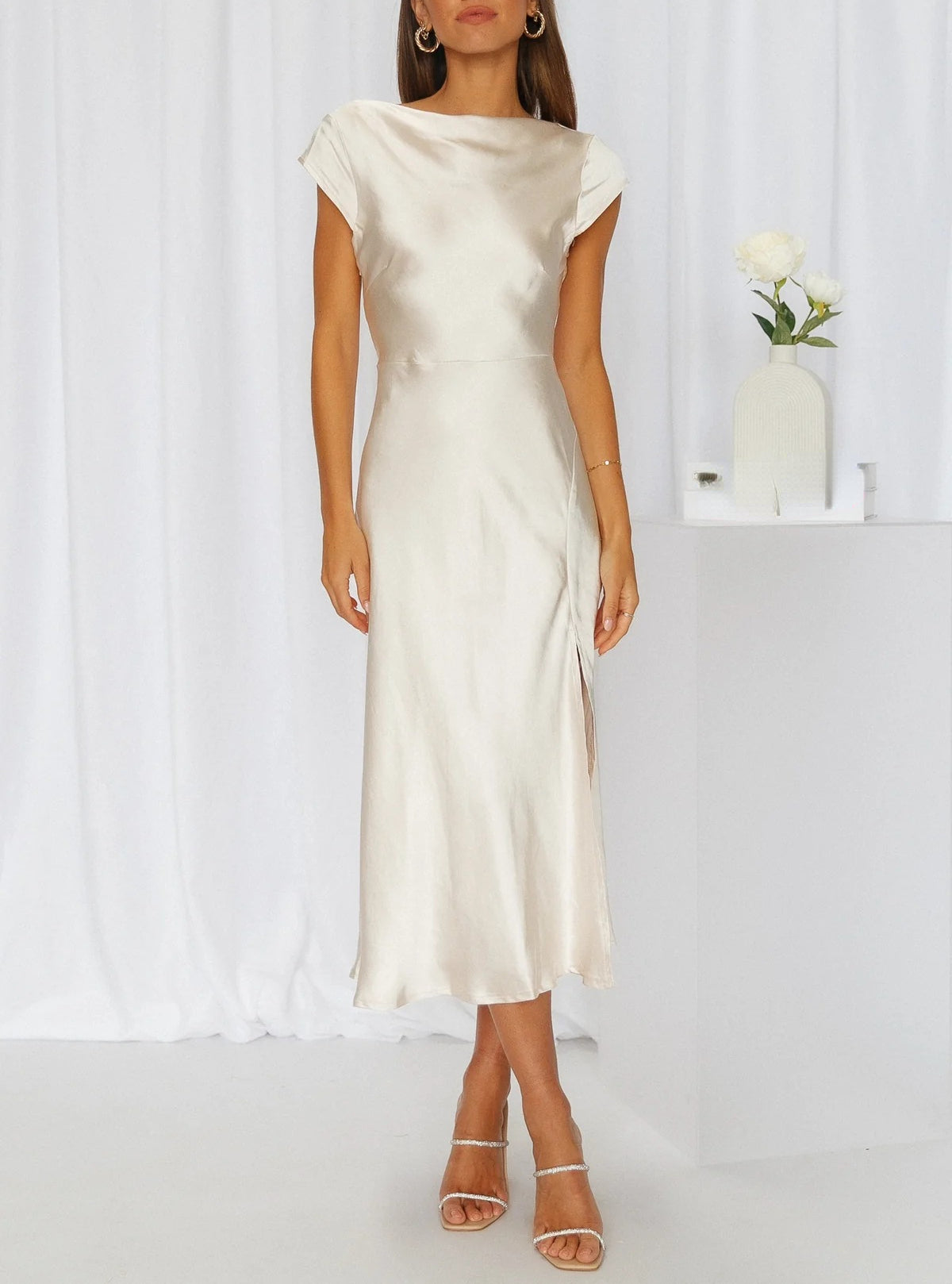 Elegantes Damen Midi-Kleid mit Seitenschlitz in Rückansicht