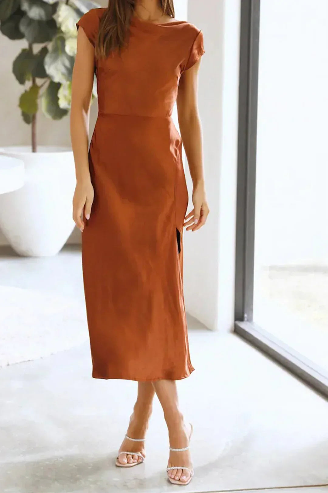 Damen Midi-Kleid mit Kappenärmeln und Wasserfallausschnitt in Seitenansicht