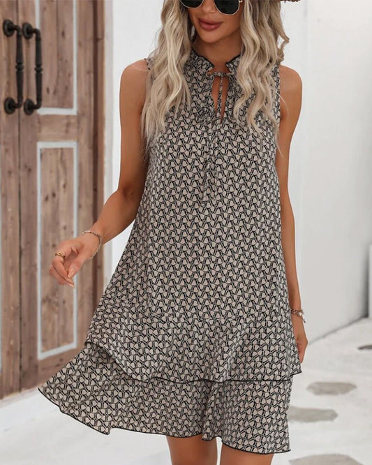 Damen Midikleid mit geometrischem Print und Stufensaum in voller Ansicht