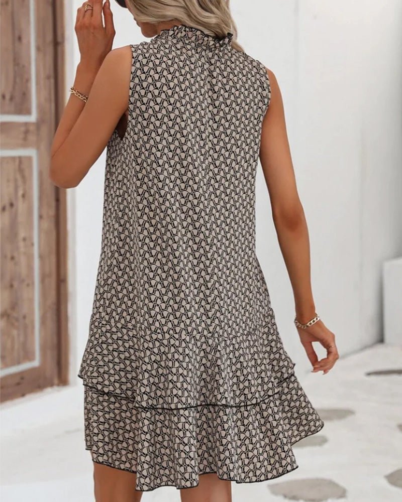 Detailansicht des geometrischen Prints und des gestuften Saums am Midikleid