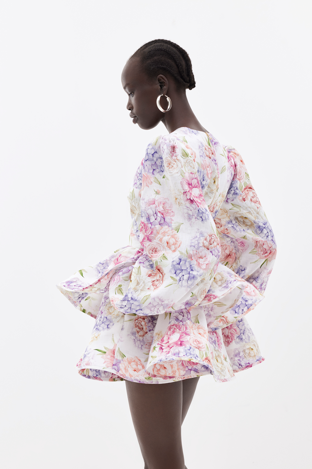 Damen Kleid mit Blumenprint in seitlicher Ansicht