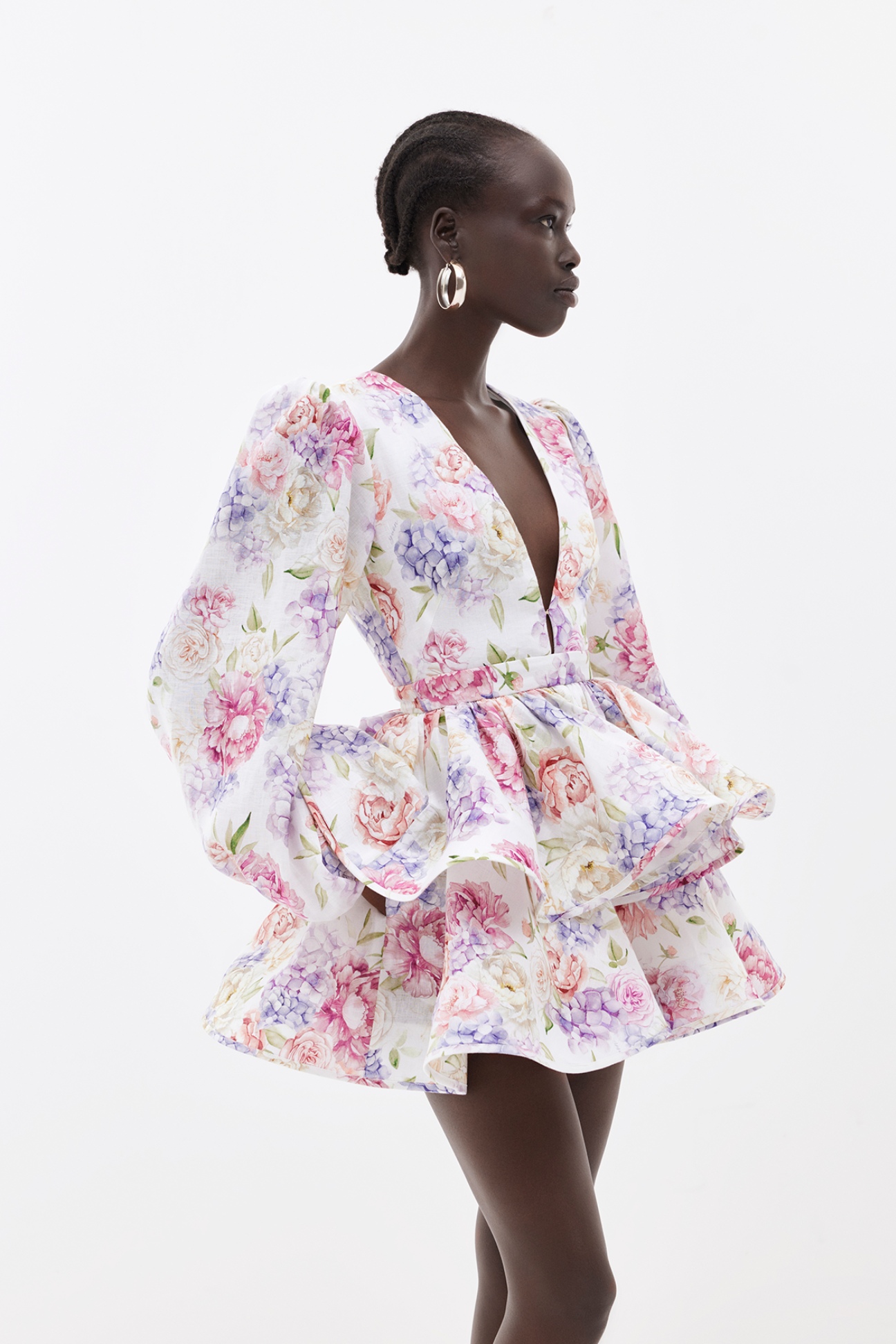 Damen Minikleid mit Blumenmuster und Ballonärmeln in Vorderansicht