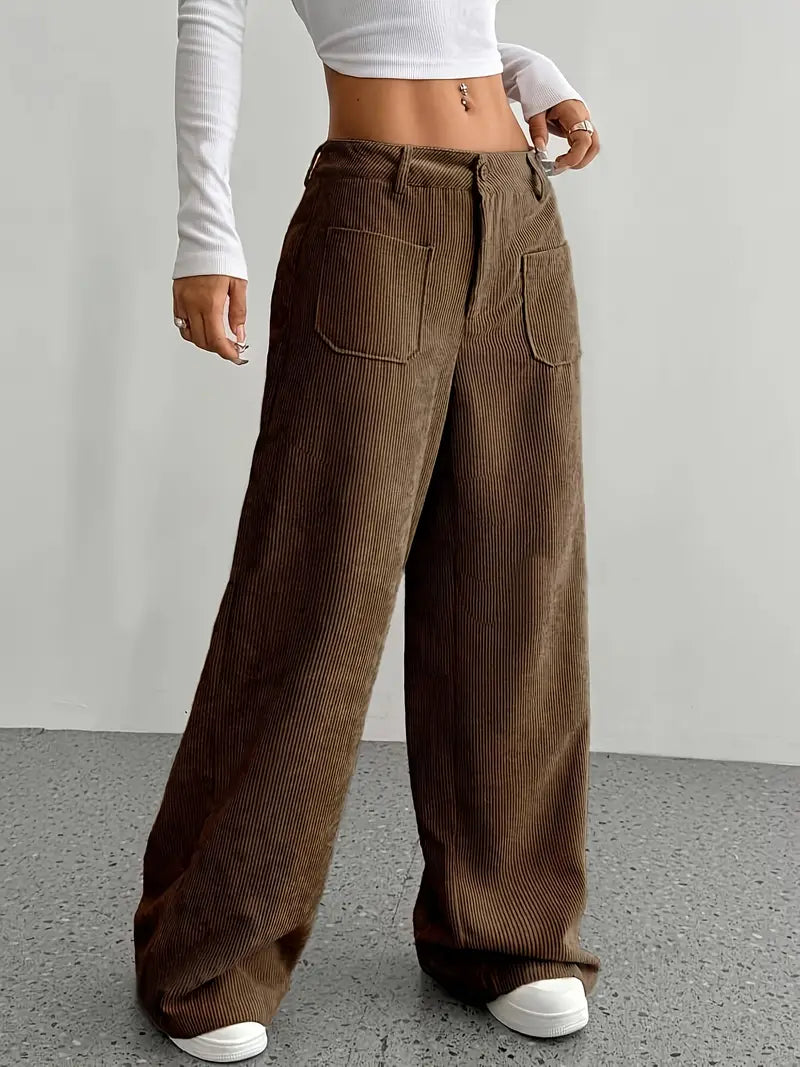 Damen weite Hose mit hohem Bund und aufgesetzten Taschen getragen