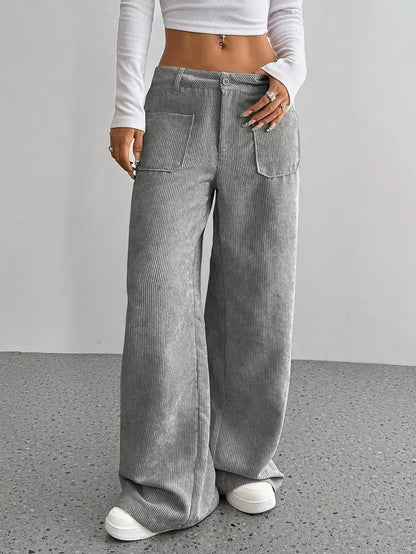 Detailaufnahme der strukturierten Damenhose mit hohem Bund