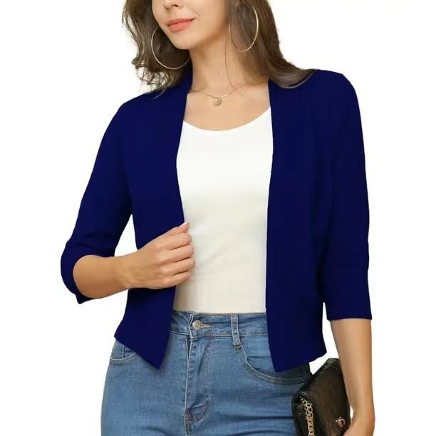 Nahaufnahme der offenen Front des Damen-Kurzcardigans