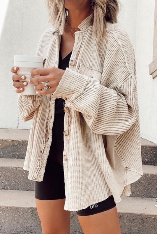 Damen-Hemdjacke mit klassischem Reverskragen in Frontalansicht