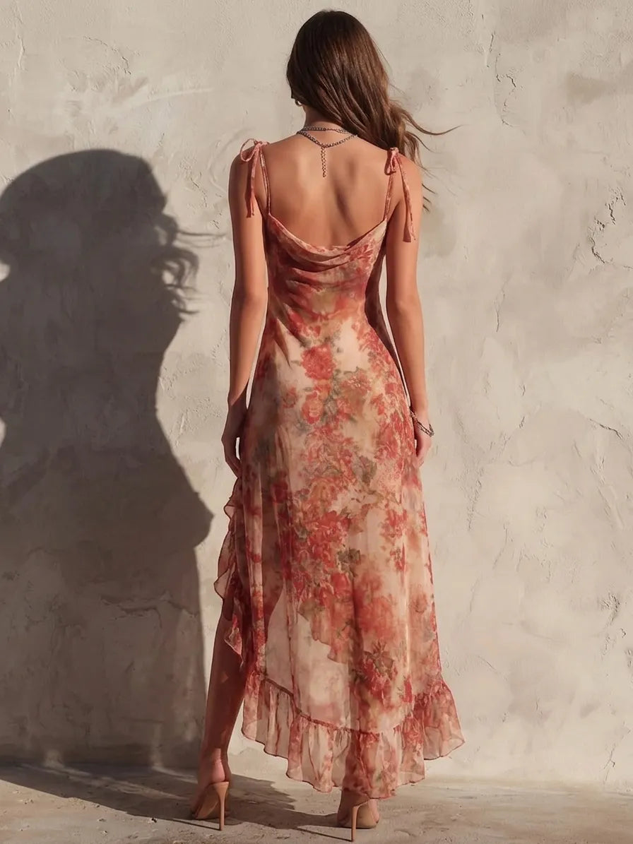 Asymmetrisches Kleid mit Blumenmuster, Rüschen und Schlitz
