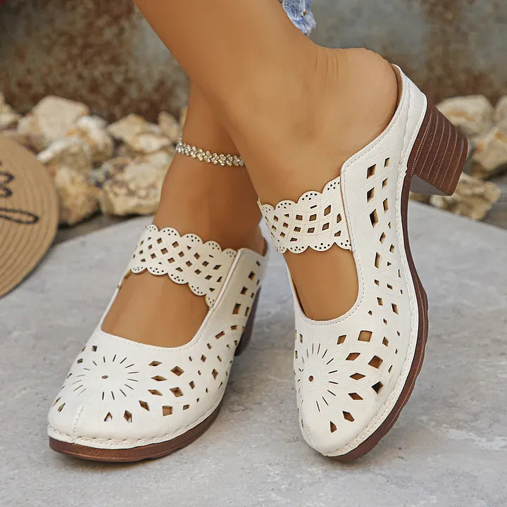 Detailansicht der Cut-Outs und des Blockabsatzes der Damen Sandalen