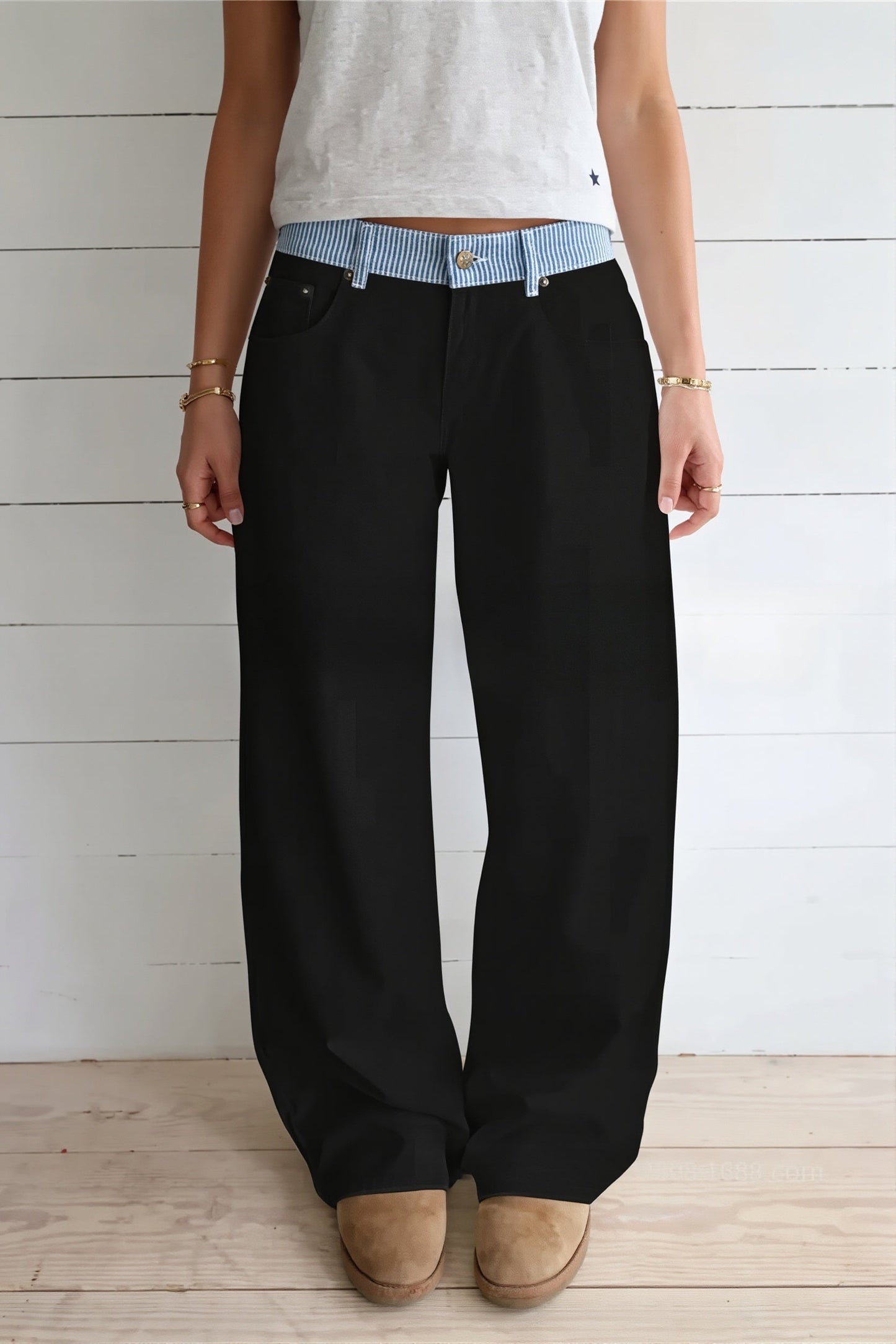 Detailansicht des Kontrastbands an der Damen Straight-Leg-Hose