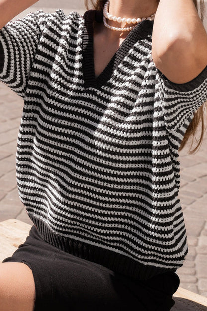 Detailansicht des Polokragens am gestreiften Strickpullover