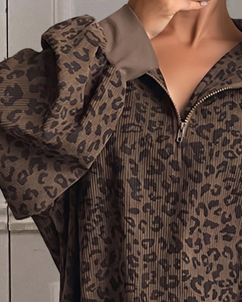 Reißverschluss am Kragen des Sweatshirts mit Leopardenmuster