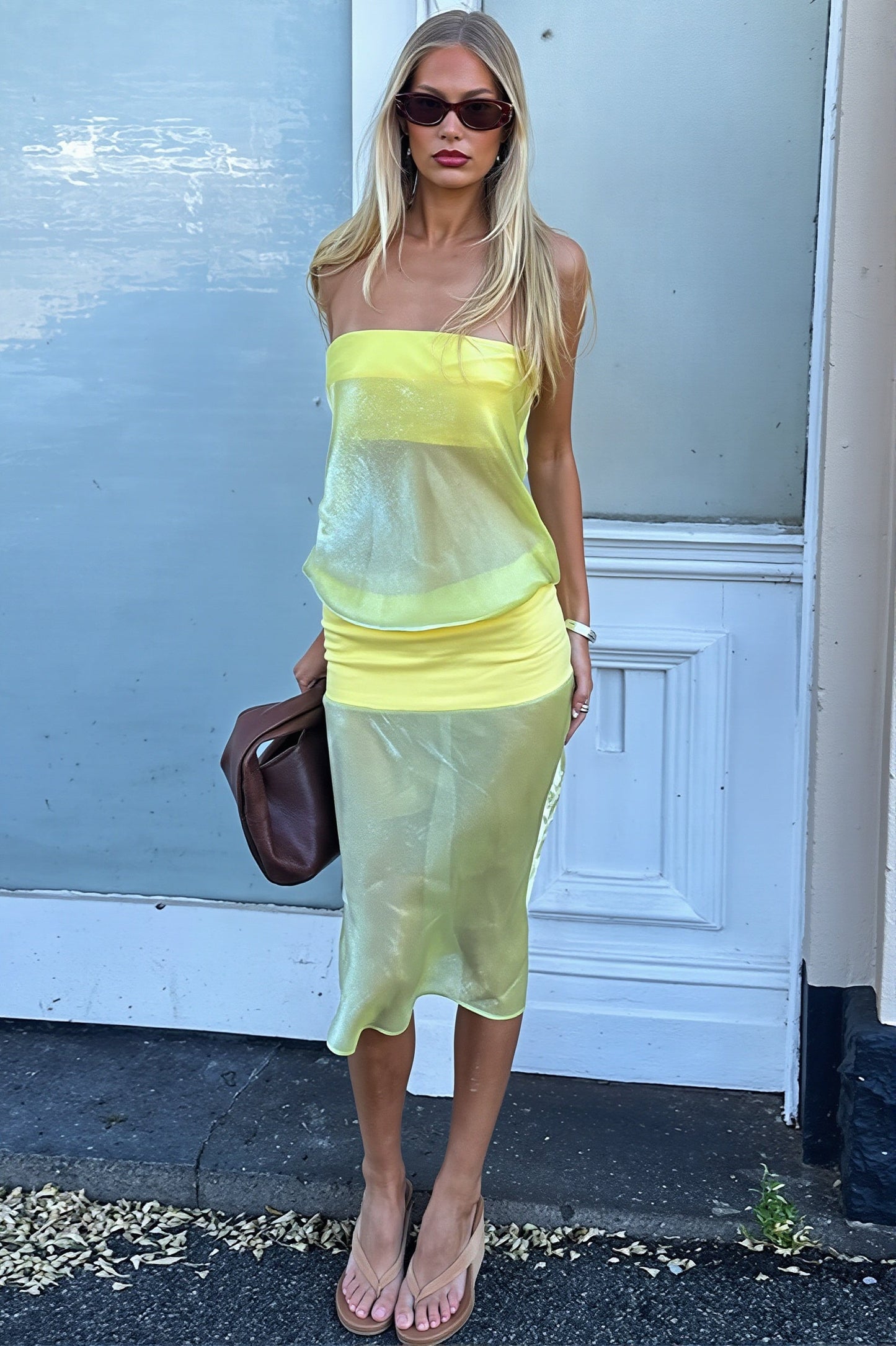 Nahaufnahme des Oberteils vom Bodycon-Midikleid mit transparentem Kontrast