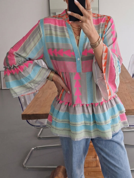 Damenbluse in Rosa Grau mit Print, Volantärmeln und V-Ausschnitt vorne