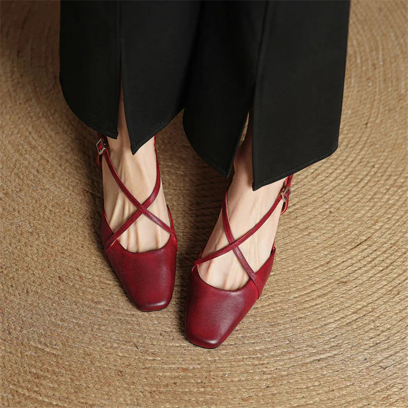 Damen Blockabsatz Pumps mit Riemchen und eckiger Kappe in seitlicher Ansicht
