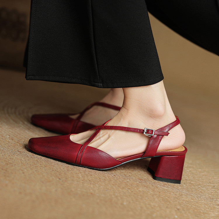 Elegante Damen Pumps mit Blockabsatz und Kreuzriemen in Schrägansicht