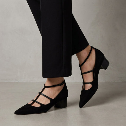 Damen Pumps aus Velourslederimitat mit spitzer Kappe in Seitenansicht
