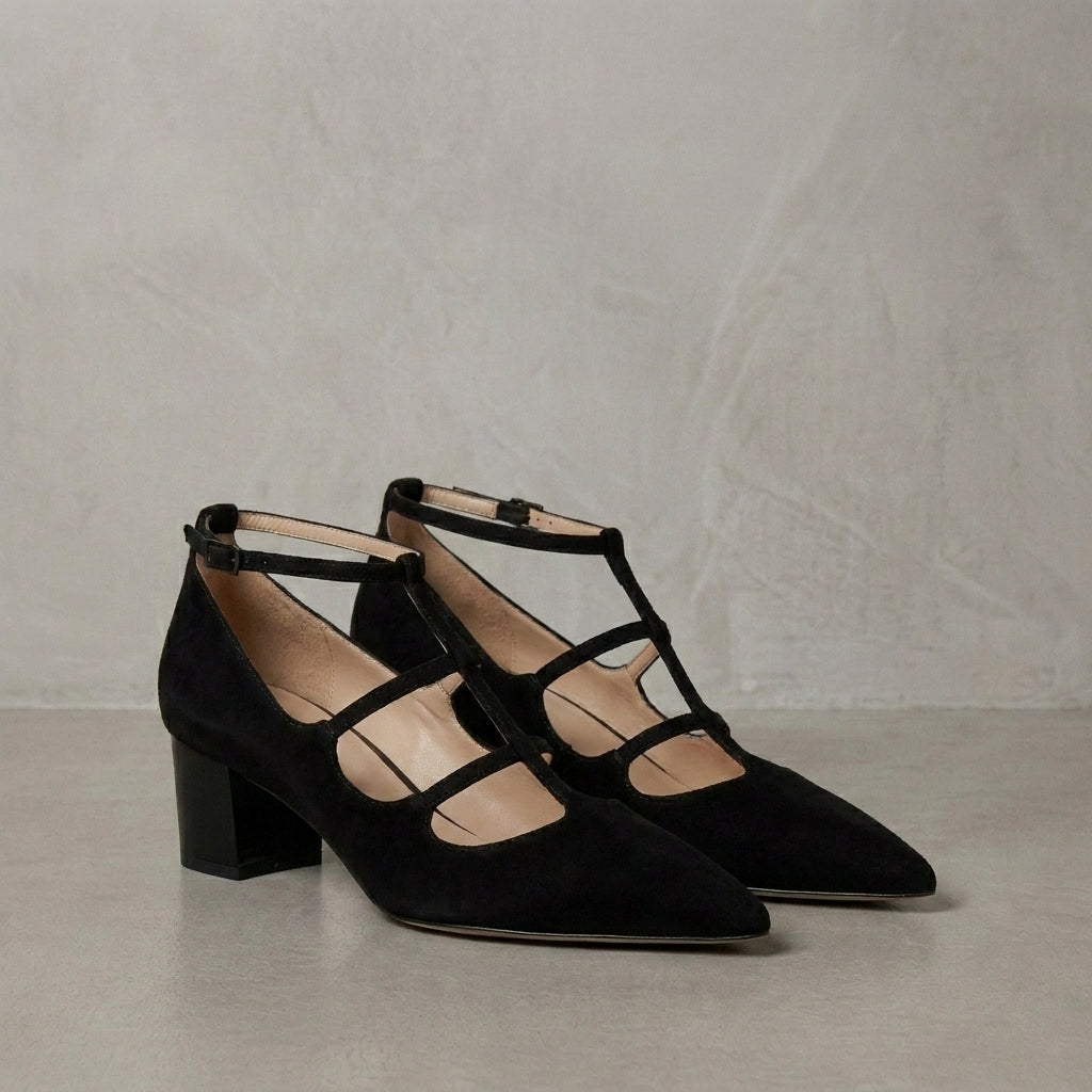 Damen Pumps mit spitzer Kappe und Riemchen im Detail