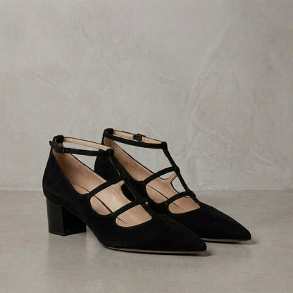 Damen Pumps mit spitzer Kappe und Riemchen im Detail