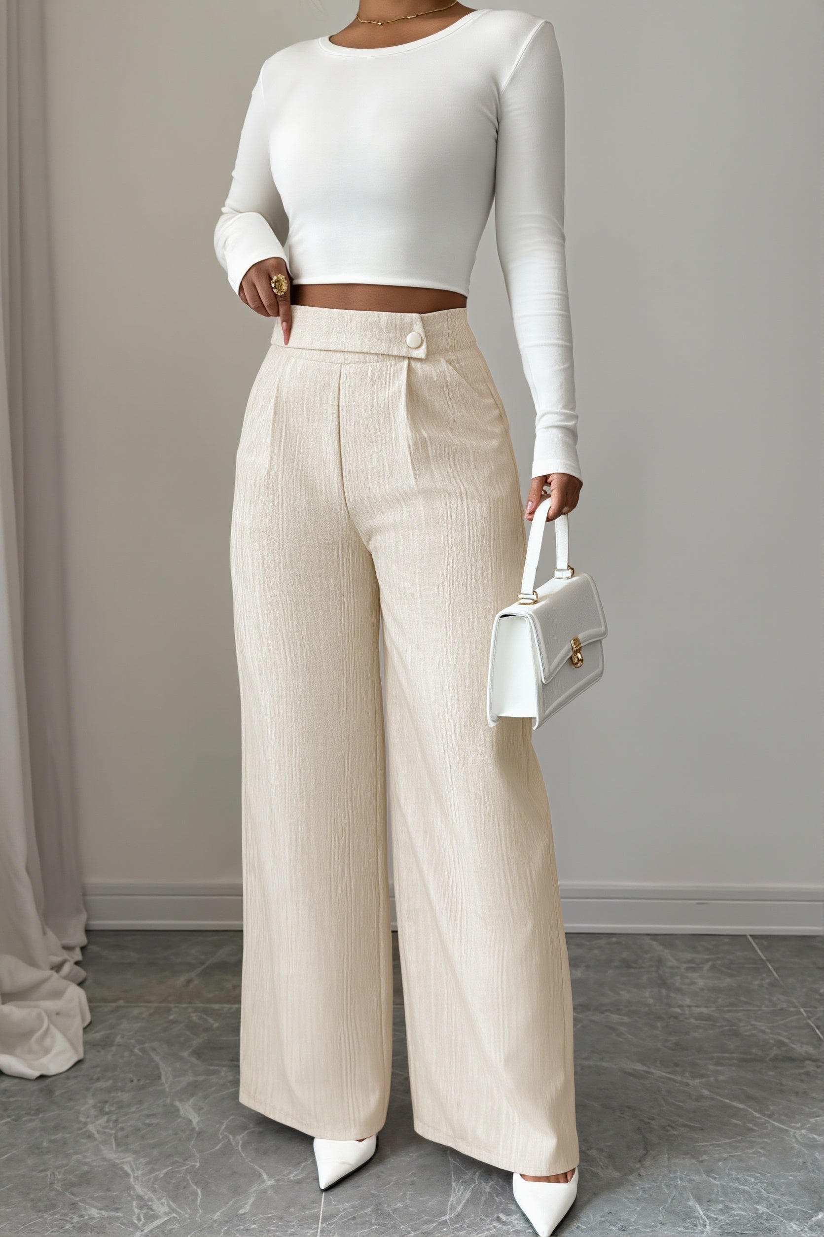 Elegante Damen Wide-Leg-Hose mit Knopfleiste im Studio